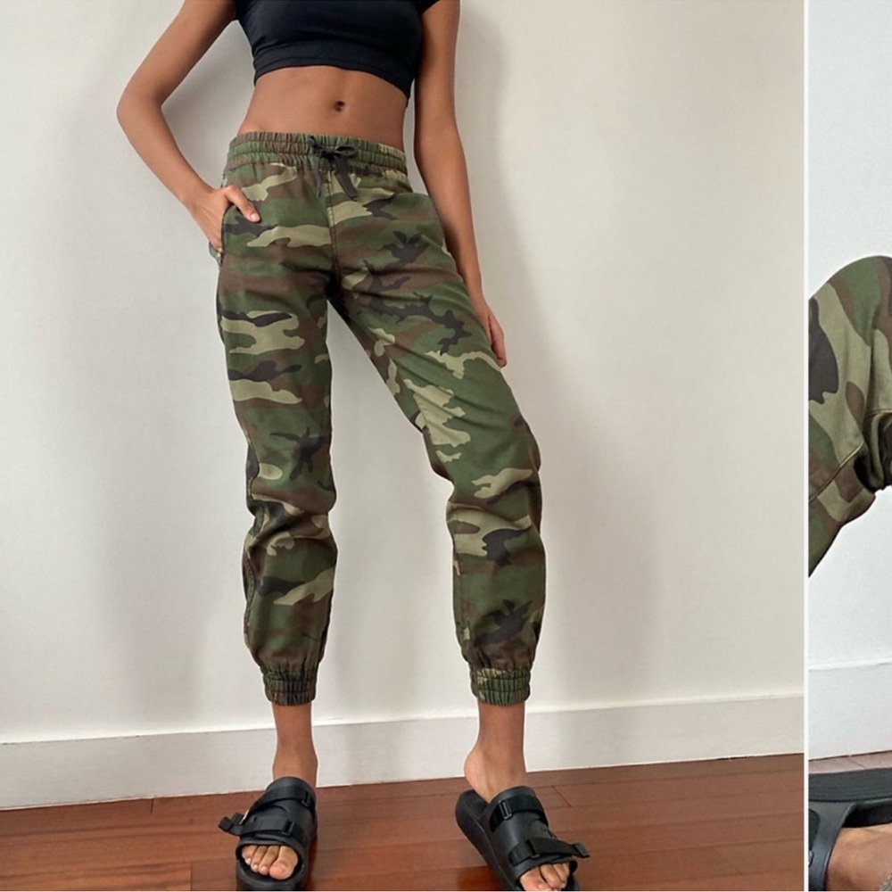 Aritzia tna camo jogger